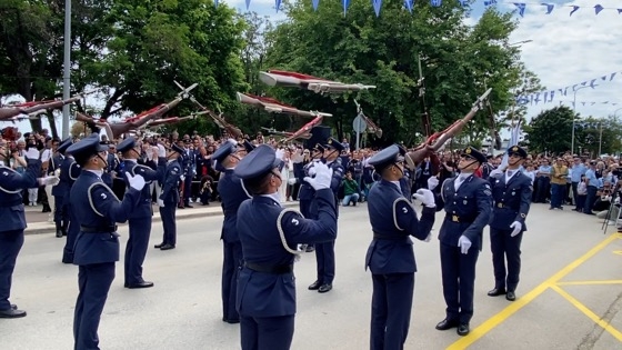 Την παρέλαση έκλεισε το τμήμα επιδείξεων της Σχολής Υπαξιωματικών της Πολεμικής Αεροπορίας